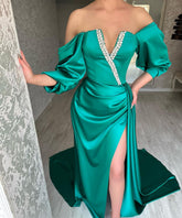 Erstaunliches langes grünes schulterfreies A-Linien-Ballkleid mit Schlitz